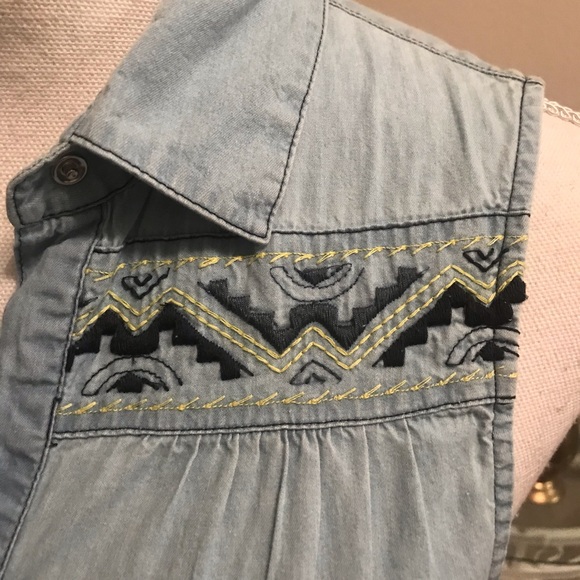 Mudd Sleeveless Snap Front Blouse - Picture 3 of 8